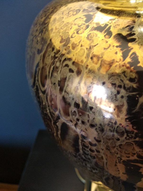 grande lampe de forme balustre métal doré façon églomisé détail